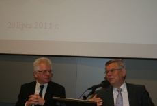 Dyrektor KSAP  Jacek Czaputowicz i Tomasz Nałęcz siedza przy stole